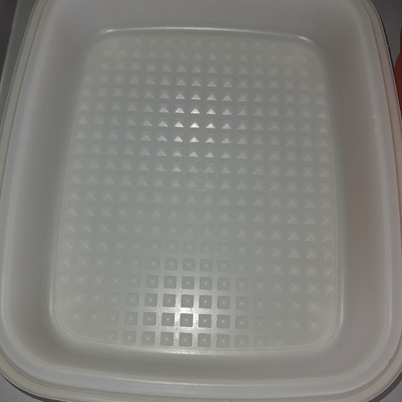 Tupperware Container - Picture 4 of 4